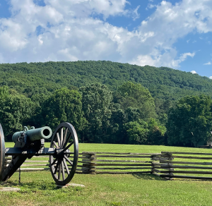 Cannon with Kennesaw Mountain in the background – cheap car insurance in Georgia.