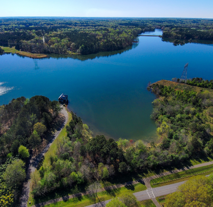Stunning aerial shot of the vast blue waters of Lake Horton surrounded by lush green.